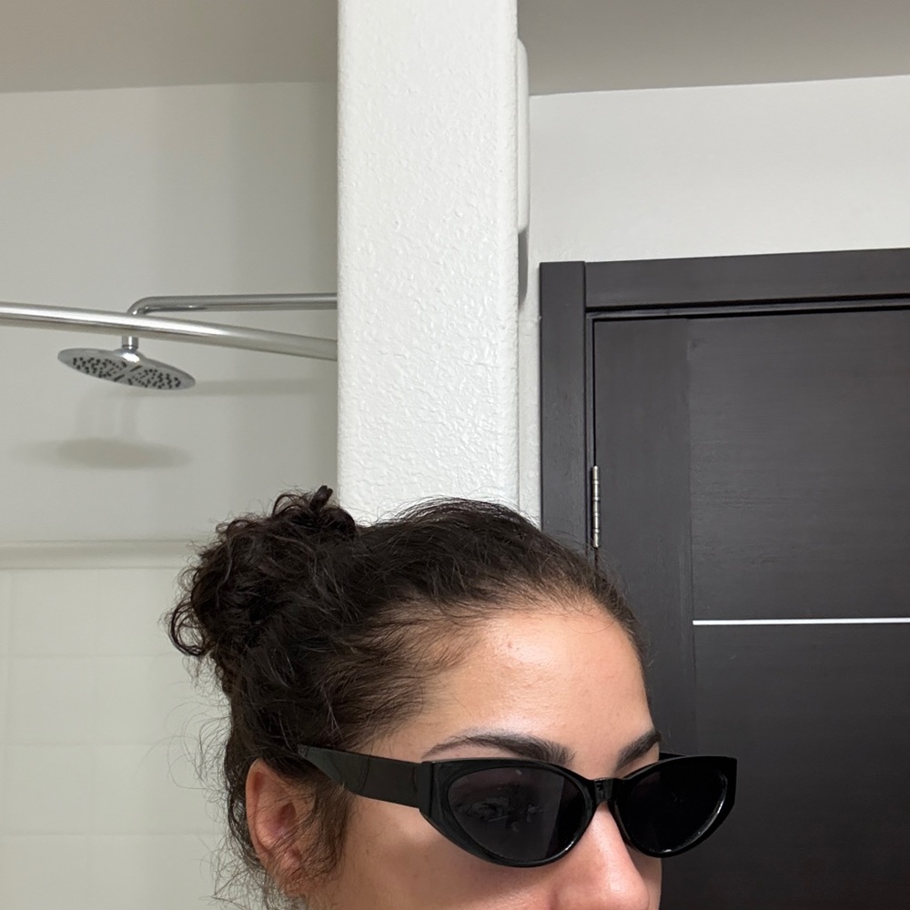 Chic Black Cat-Eye Sunglasses - Picture 4 of 4